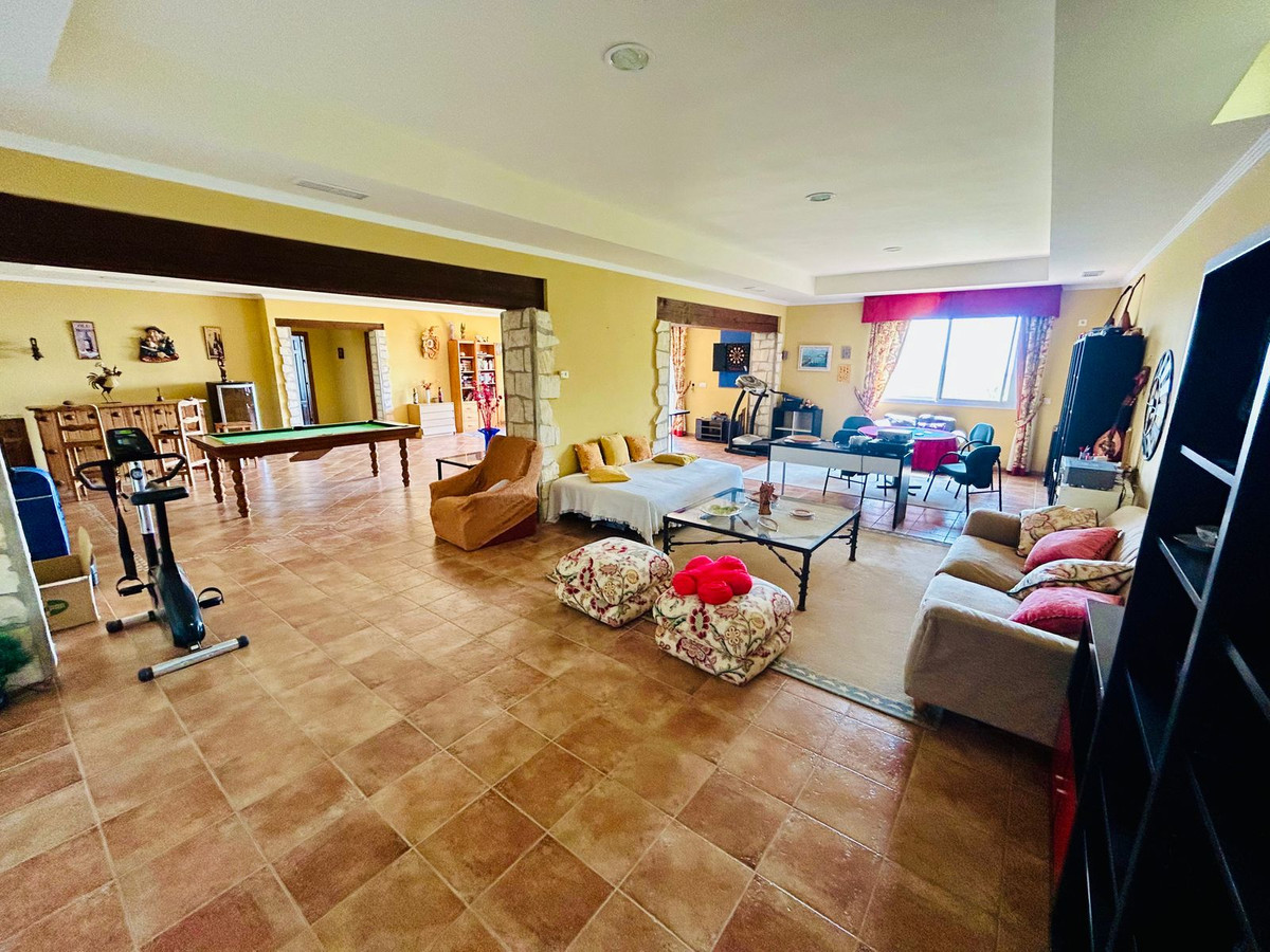 7 Bedroom Villa in Estepona - Photo 33