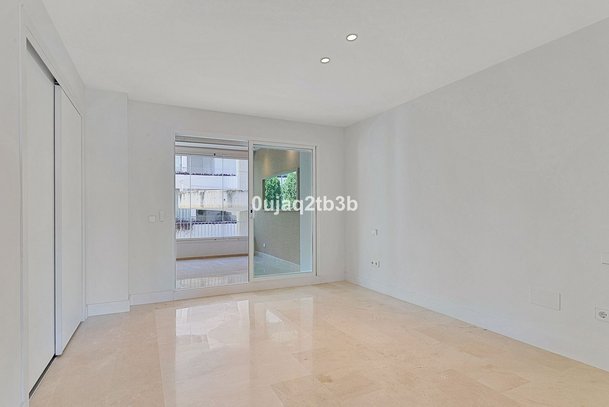 3 Bedroom Apartment in Marbella - Photo 14