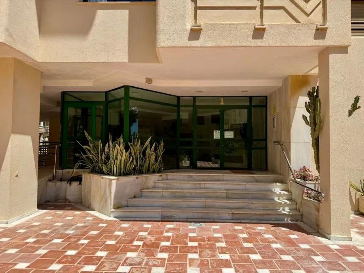 2 Bedroom Apartment in Torremolinos - Photo 31