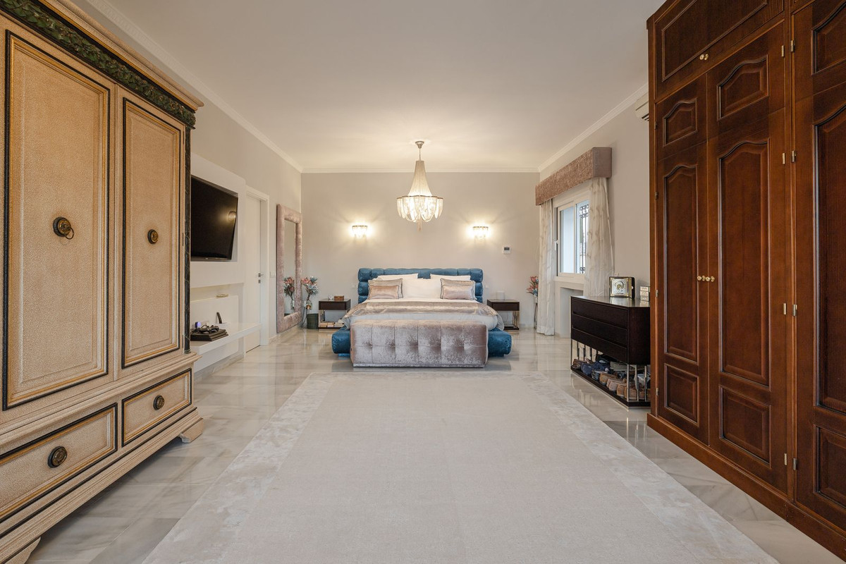 6 Bedroom Villa in Estepona - Photo 8