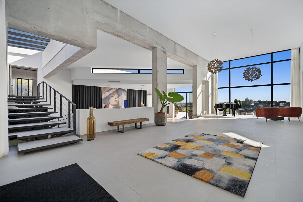 6 Bedroom Villa in Estepona - Photo 2