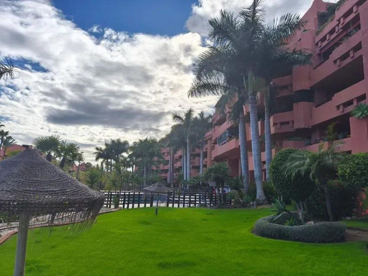 3 Bedroom Apartment in Estepona - Photo 5