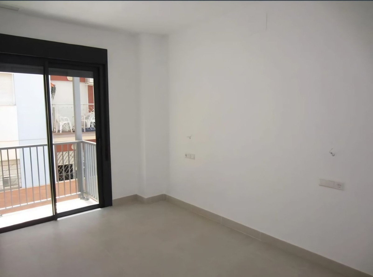 2 Bedroom Apartment in Fuengirola - Photo 9