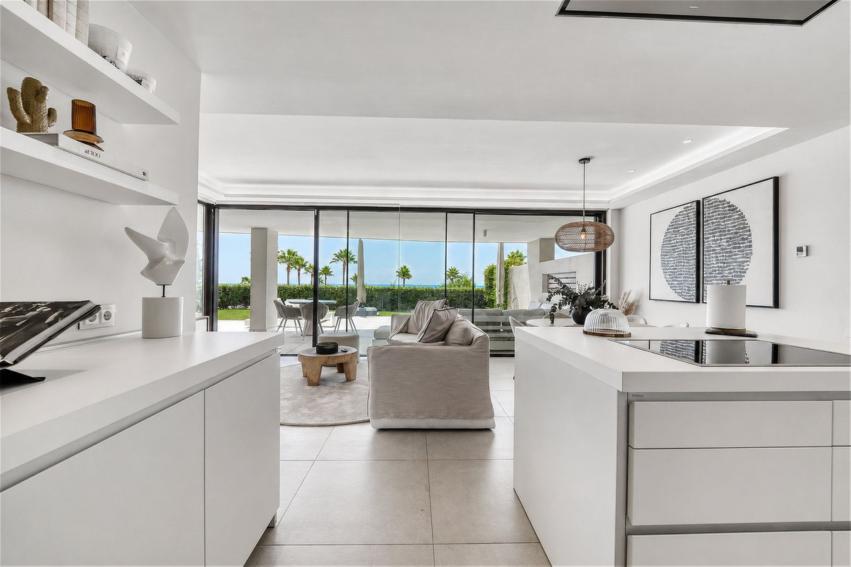 3 Bedroom Apartment in Estepona - Photo 9