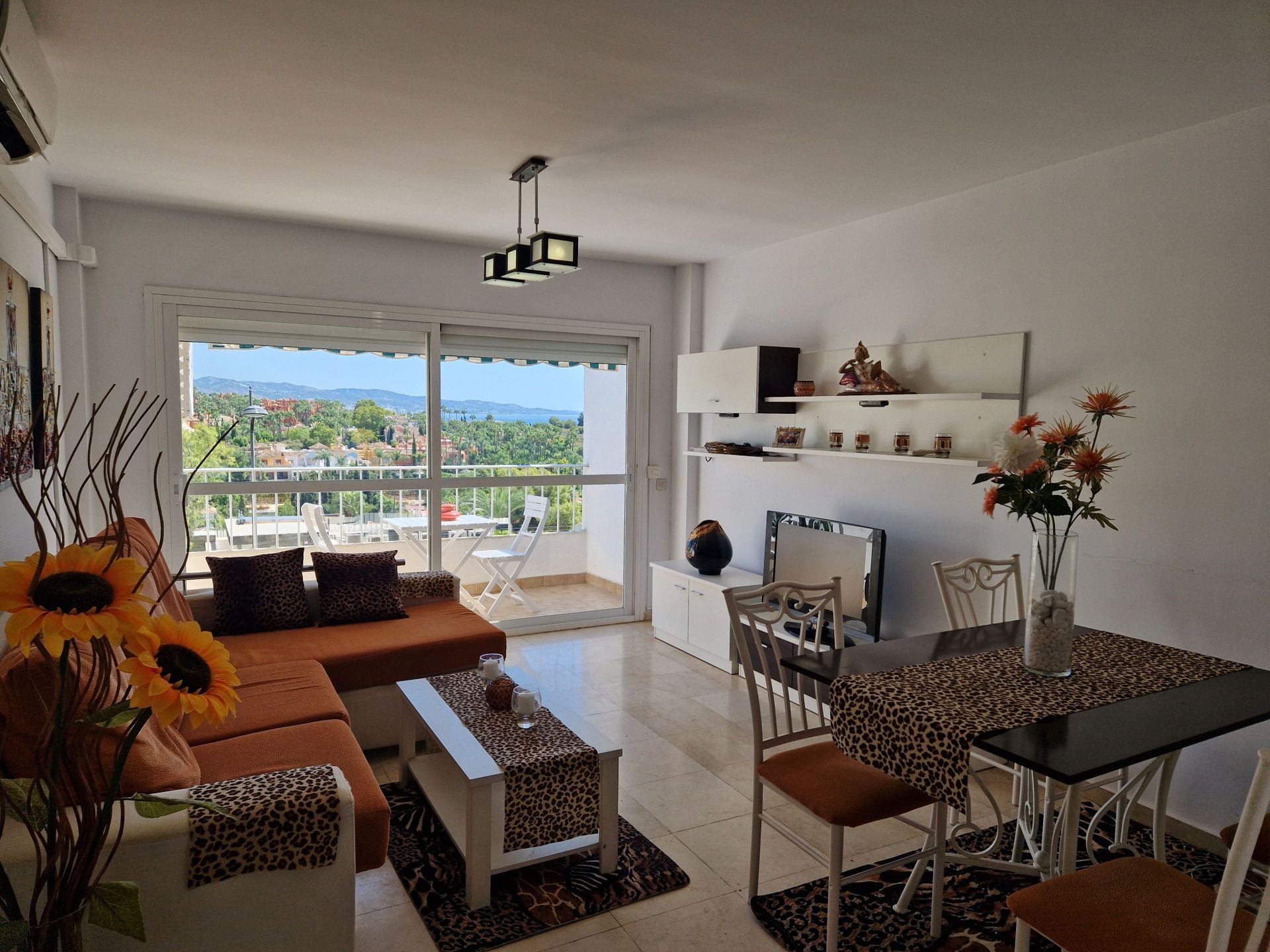 1 Bedroom Apartment in Marbella - Photo 2