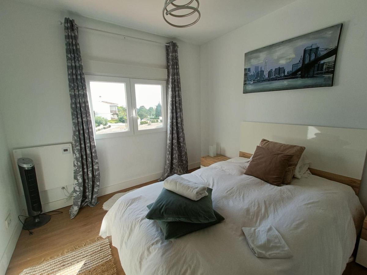 2 Bedroom Apartment in Estepona - Photo 9