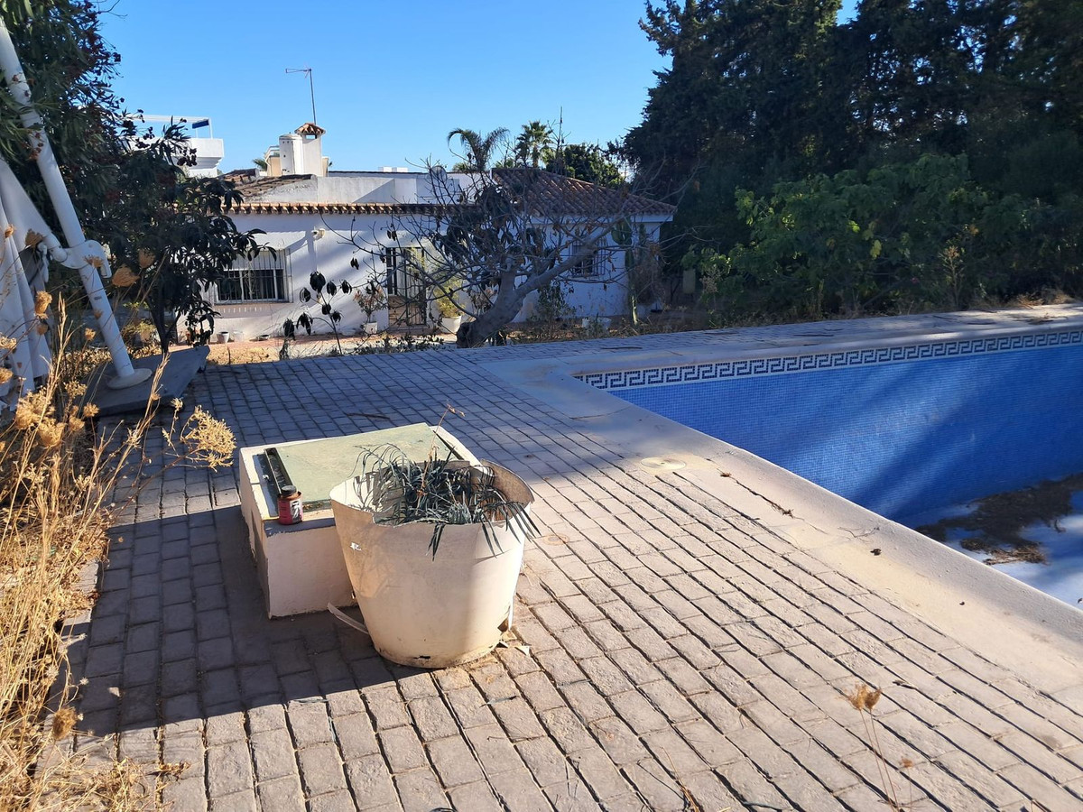 5 Bedroom Villa in Estepona - Photo 6