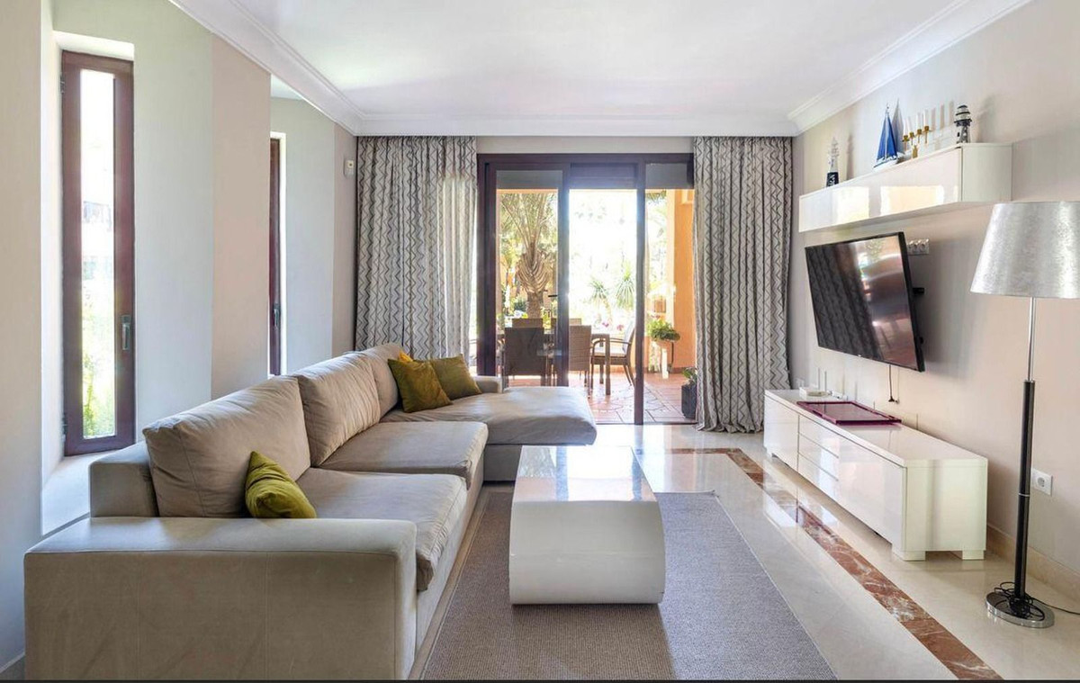 2 Bedroom Apartment in San Pedro de Alcántara - Photo 2