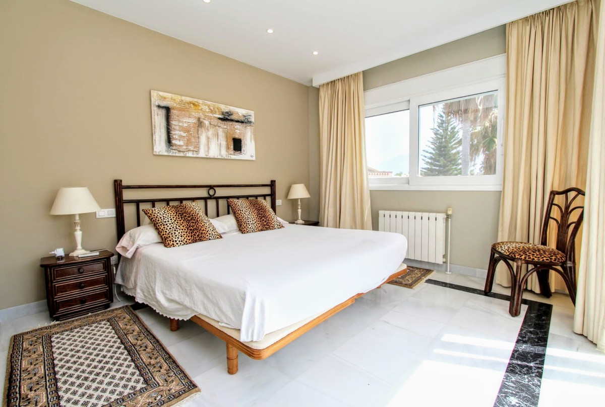 6 Bedroom Villa in San Pedro de Alcántara - Photo 15