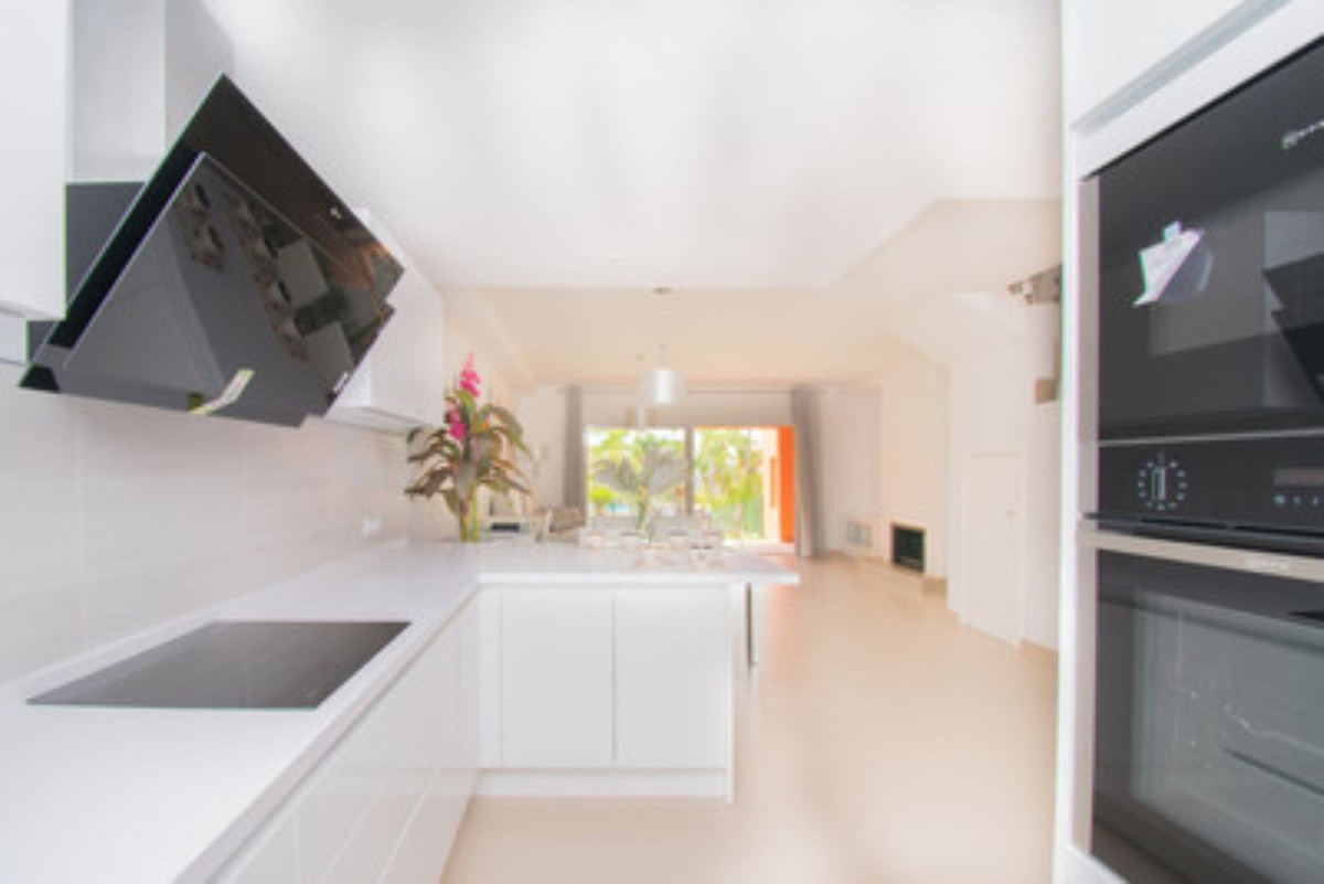 4 Bedroom Villa in Estepona - Photo 26
