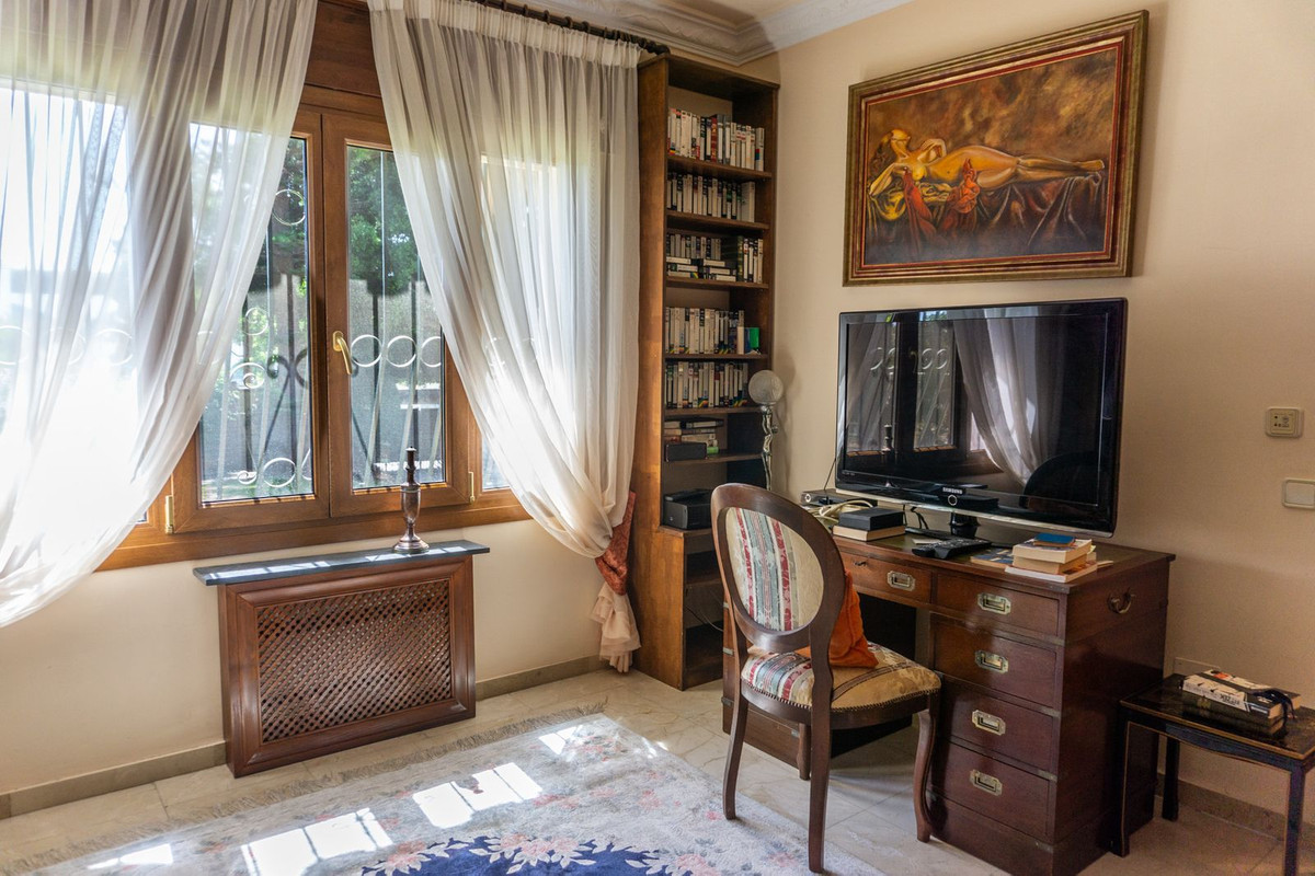 6 Bedroom Villa in Estepona - Photo 29