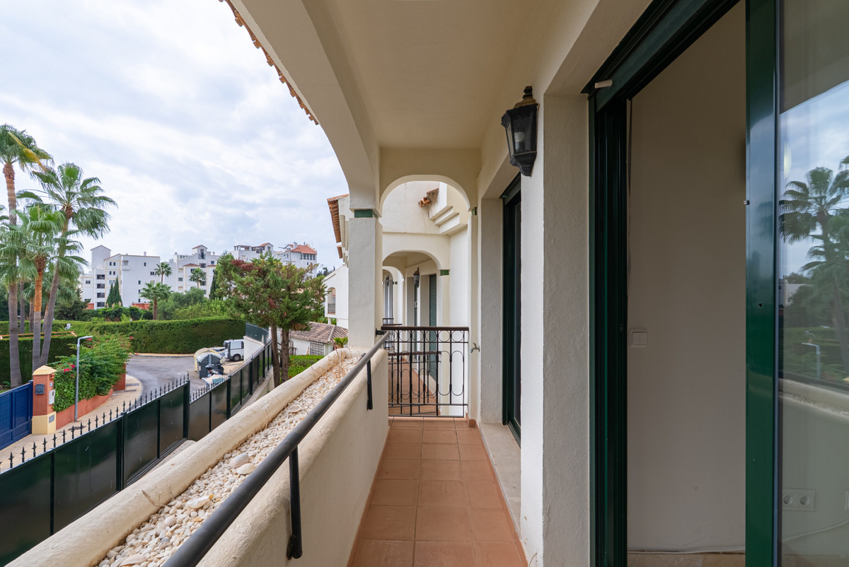 4 Bedroom Townhouse in Estepona - Photo 3