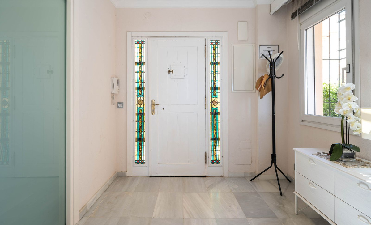 5 Bedroom Villa in Estepona - Photo 5
