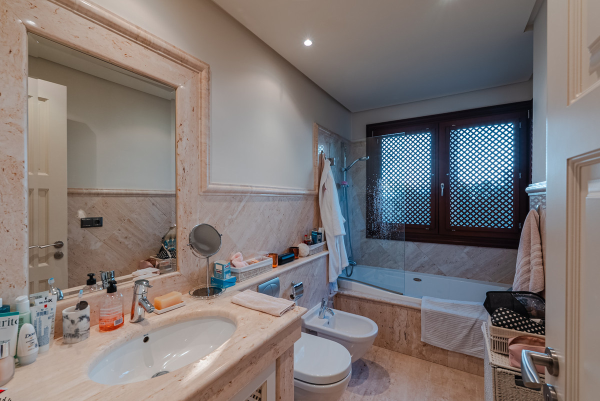 3 Bedroom Apartment in Estepona - Photo 10