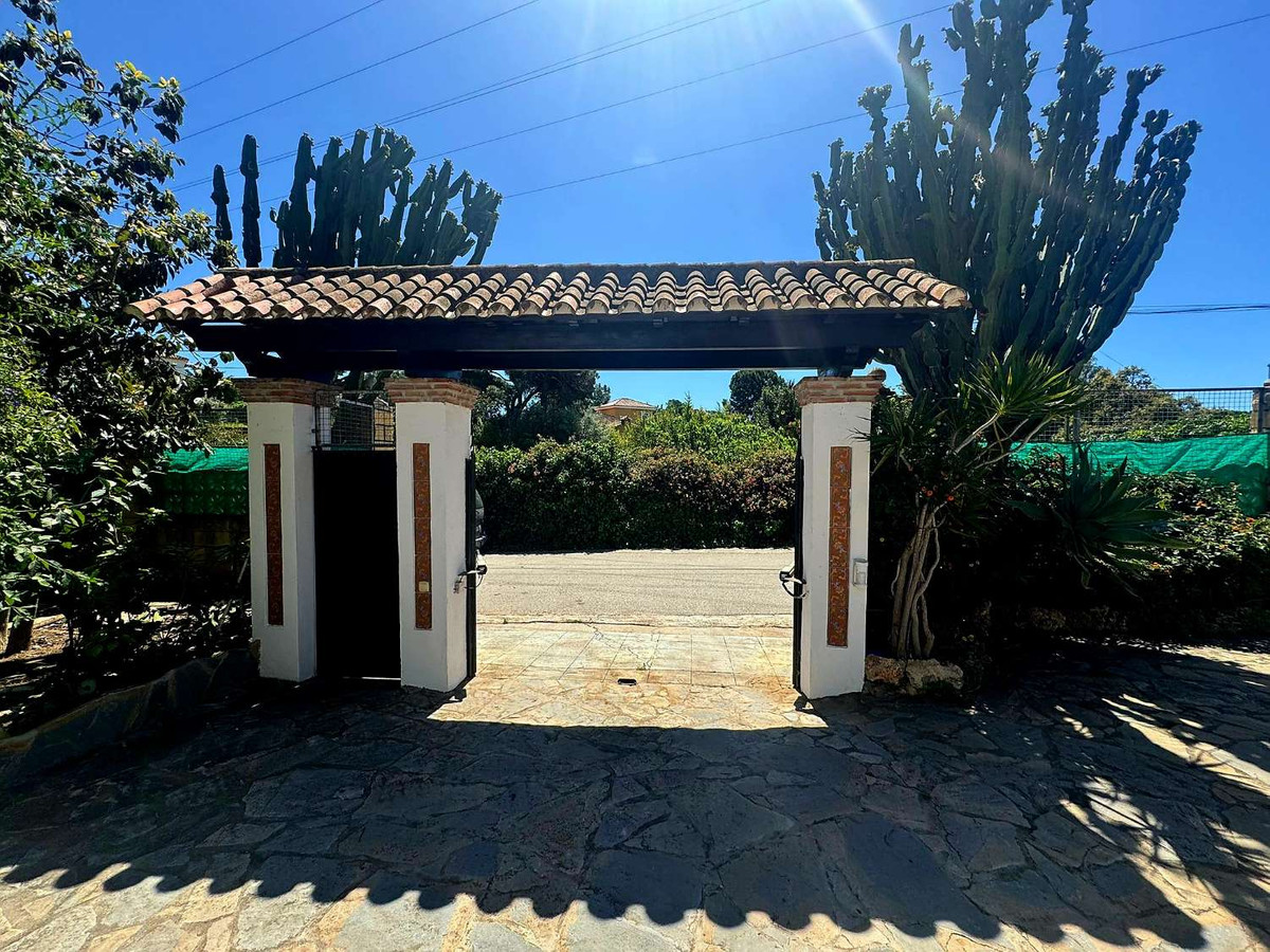 4 Bedroom Villa in Marbella - Photo 39