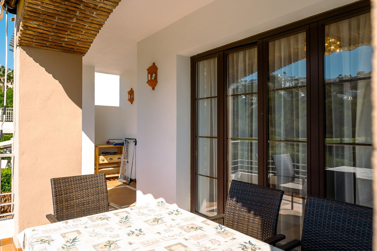 3 Bedroom Apartment in Benahavís - Photo 5