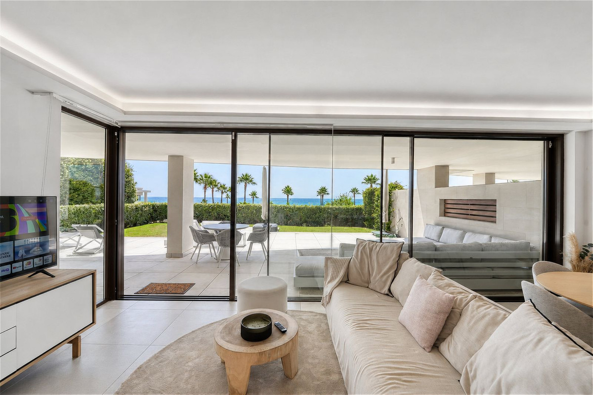 3 Bedroom Apartment in Estepona - Photo 2