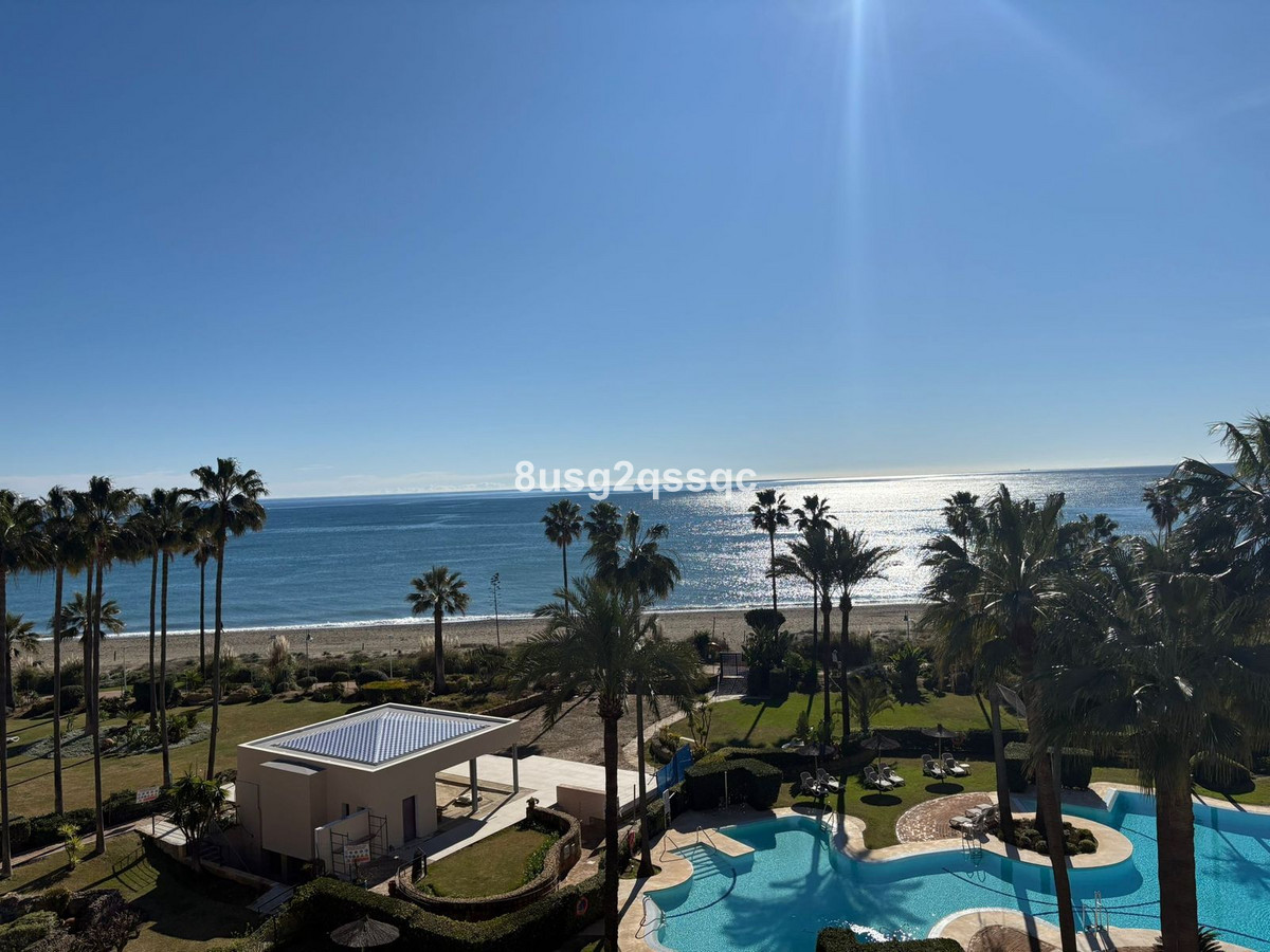 3 Bedroom Penthouse in Estepona - Photo 3