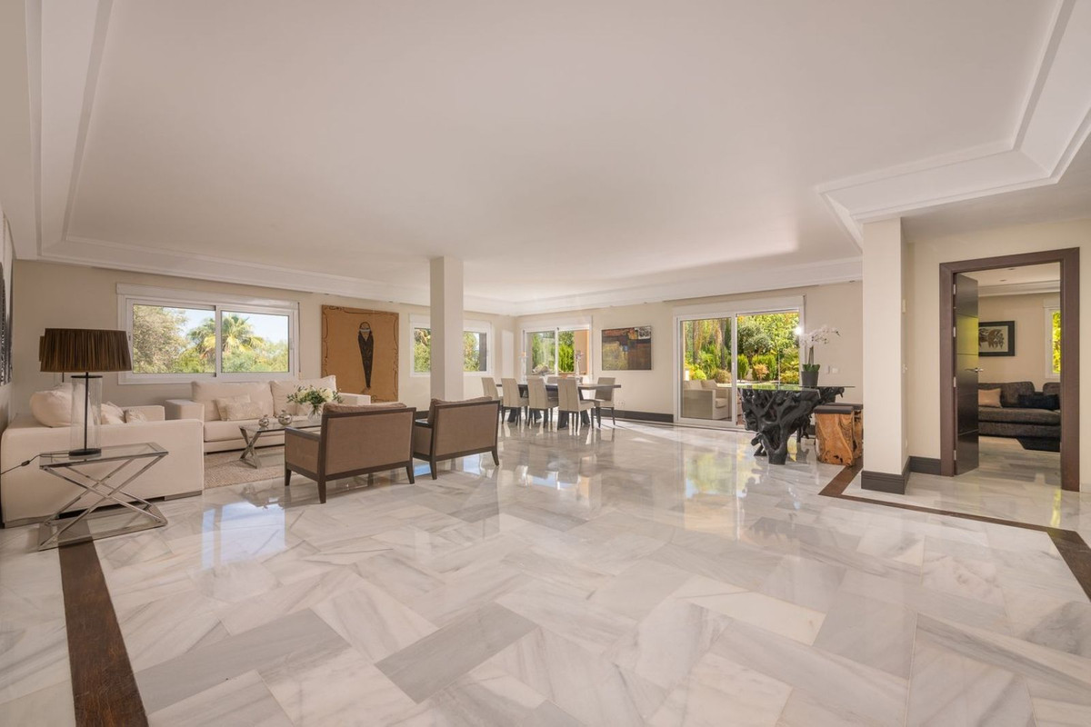 6 Bedroom Villa in Marbella - Photo 17