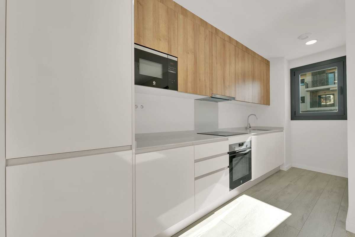 3 Bedroom Apartment in Estepona - Photo 2