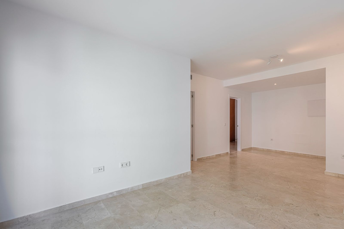 2 Bedroom Apartment in Estepona - Photo 9