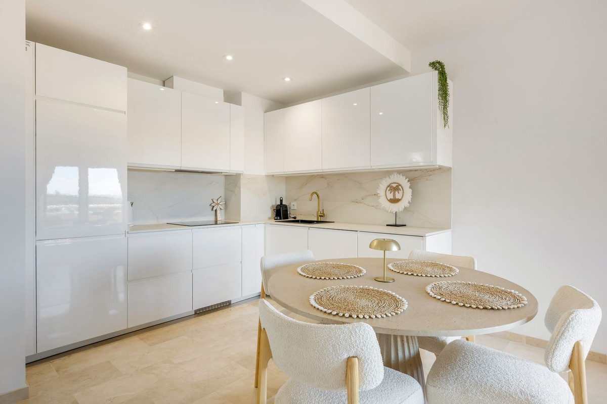 1 Bedroom Apartment in Estepona - Photo 7
