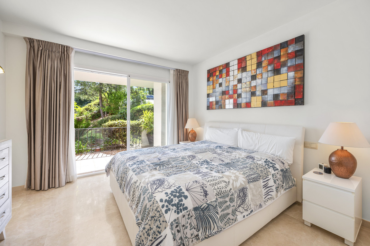 3 Bedroom Apartment in Benahavís - Photo 14