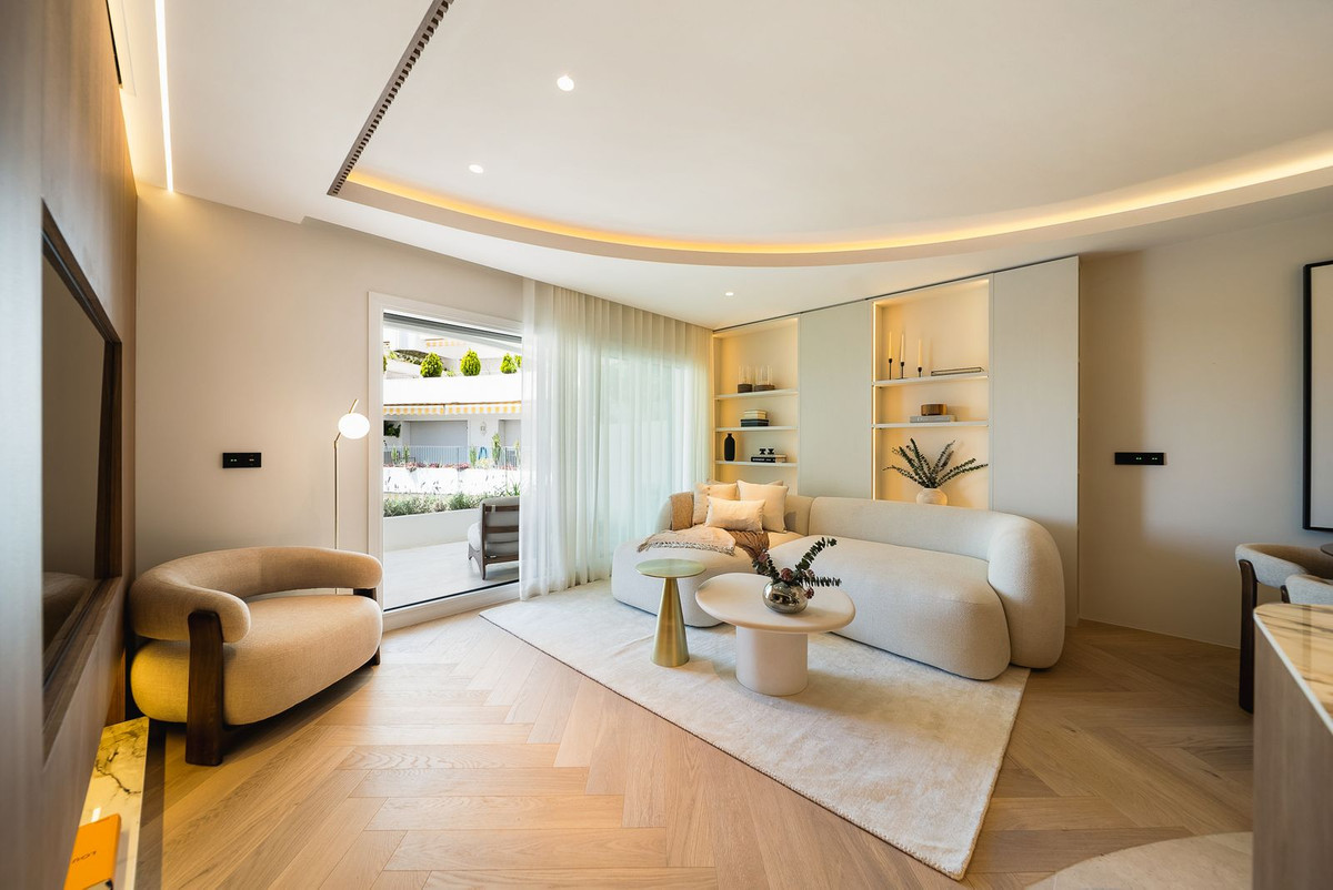 3 Bedroom Apartment in Marbella - Photo 2