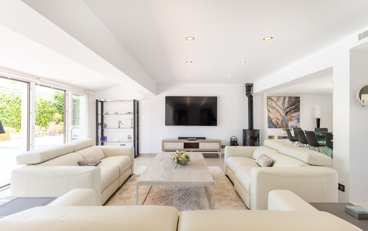 8 Bedroom Villa in San Pedro de Alcántara - Photo 3