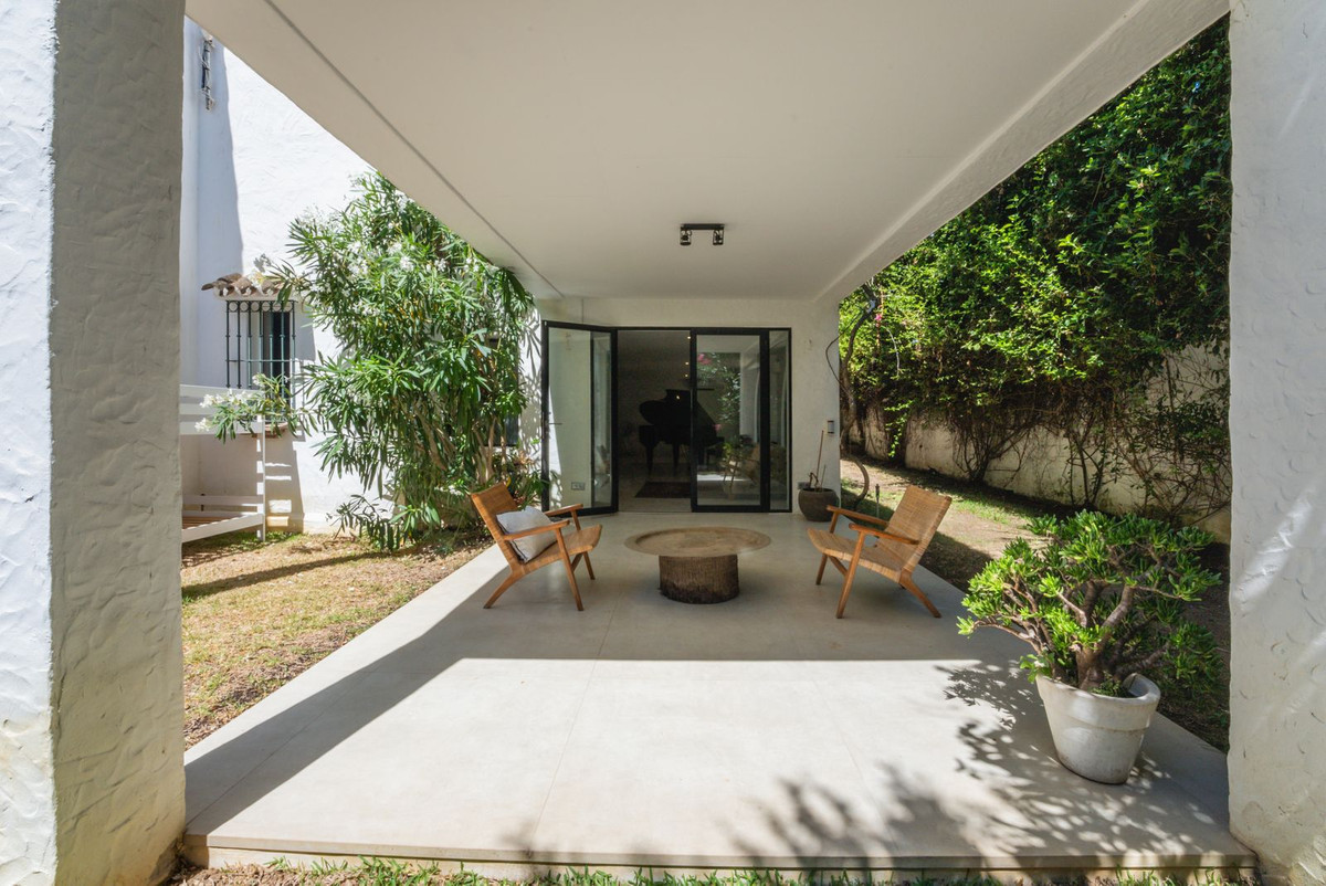 4 Bedroom Villa in Estepona - Photo 22
