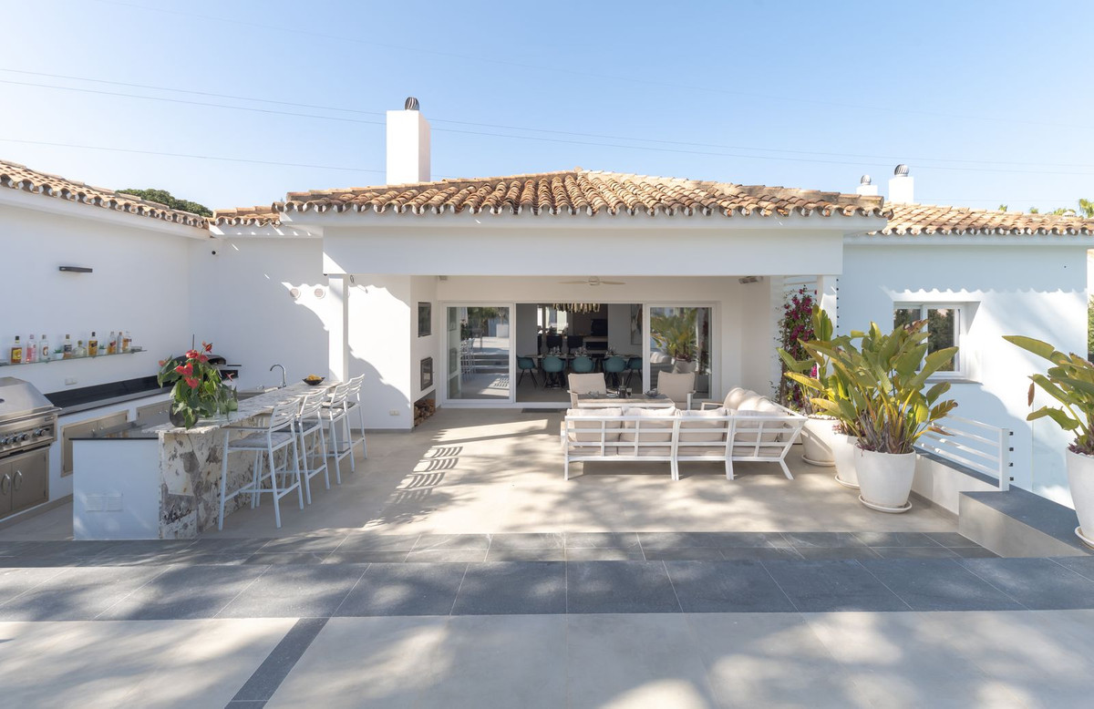 6 Bedroom Villa in Estepona - Photo 34