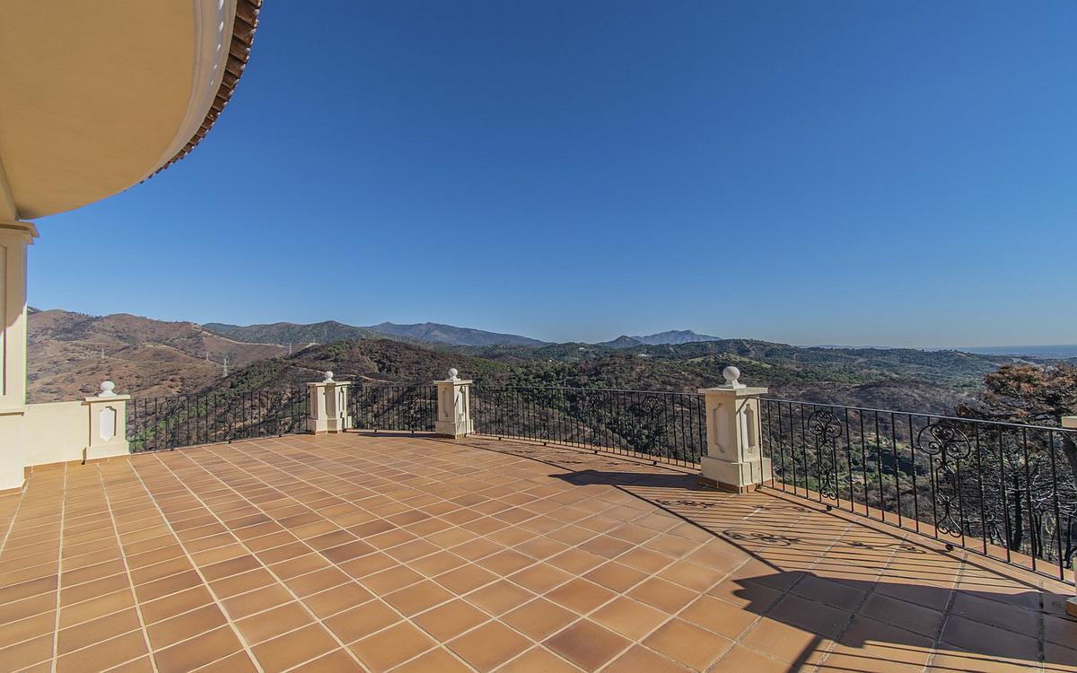 7 Bedroom Villa in Estepona - Photo 2