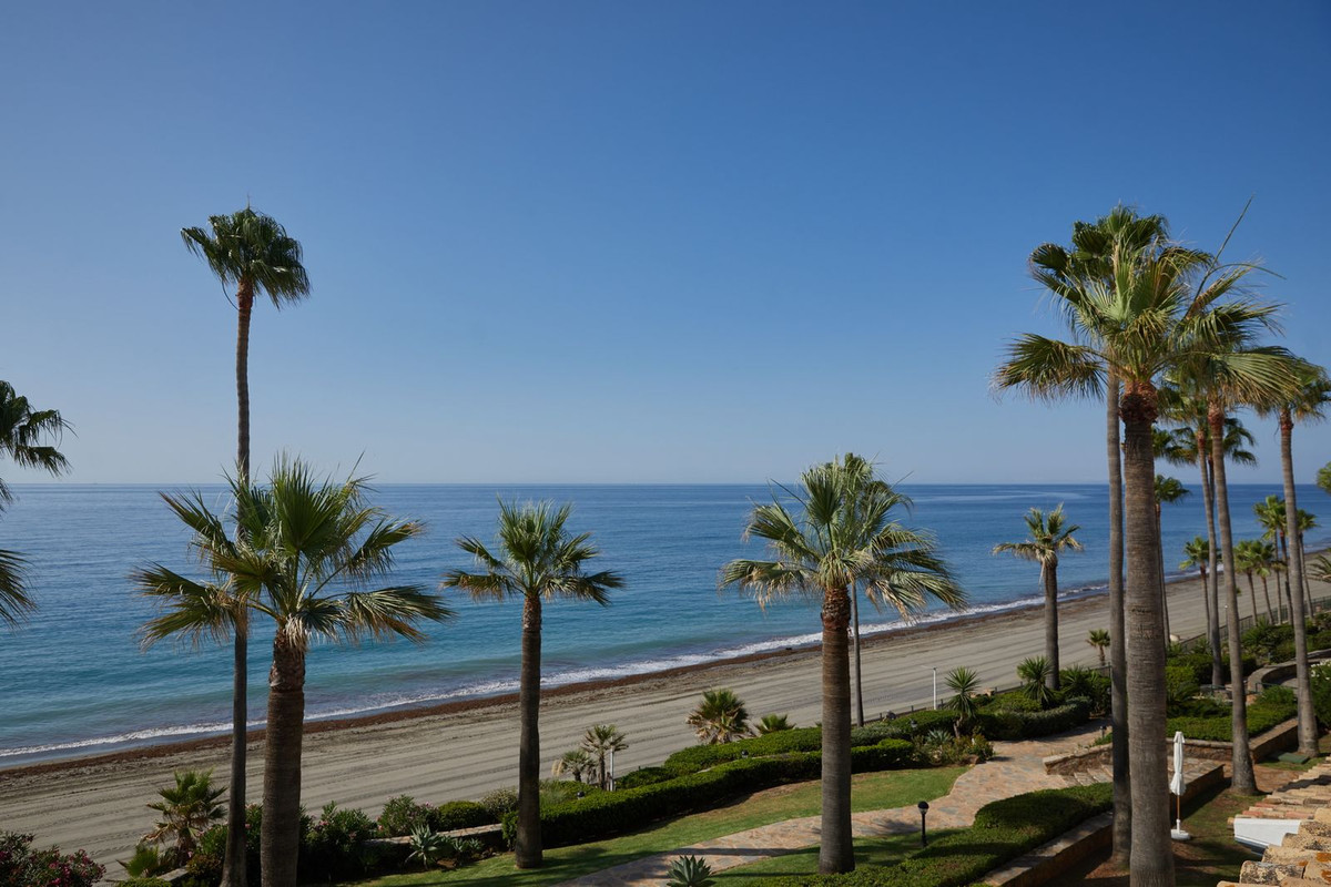 3 Bedroom Penthouse in Estepona - Photo 2
