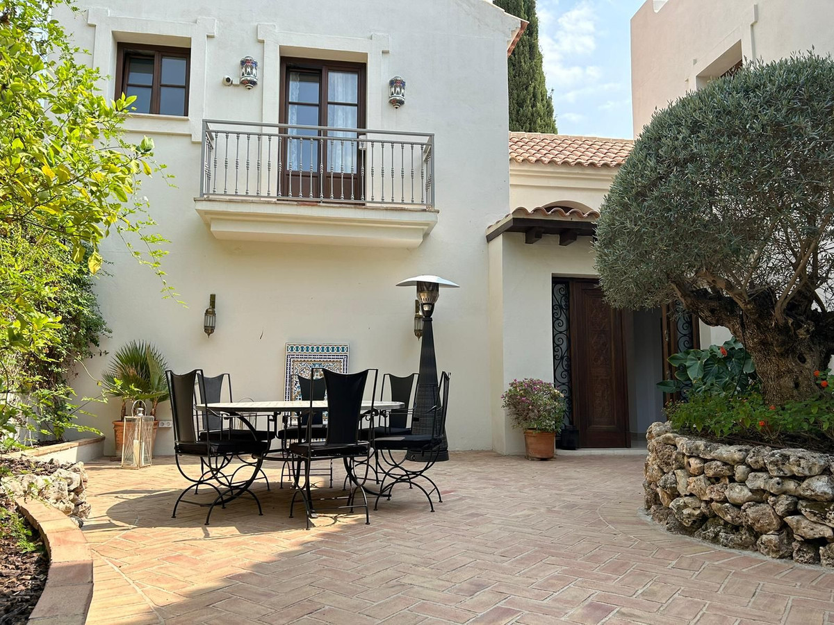 4 Bedroom Villa in Estepona - Photo 18