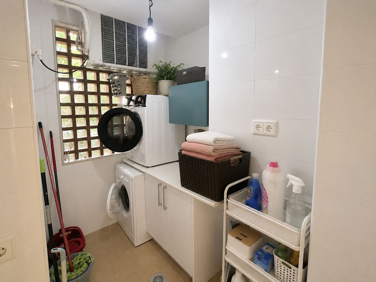 2 Bedroom Apartment in Estepona - Photo 9
