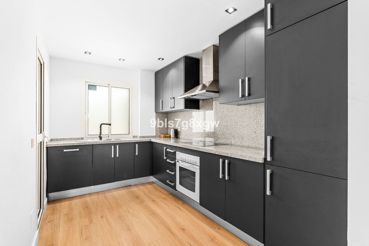 2 Bedroom Apartment in Estepona - Photo 4