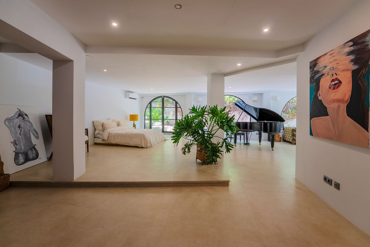 4 Bedroom Villa in Estepona - Photo 12