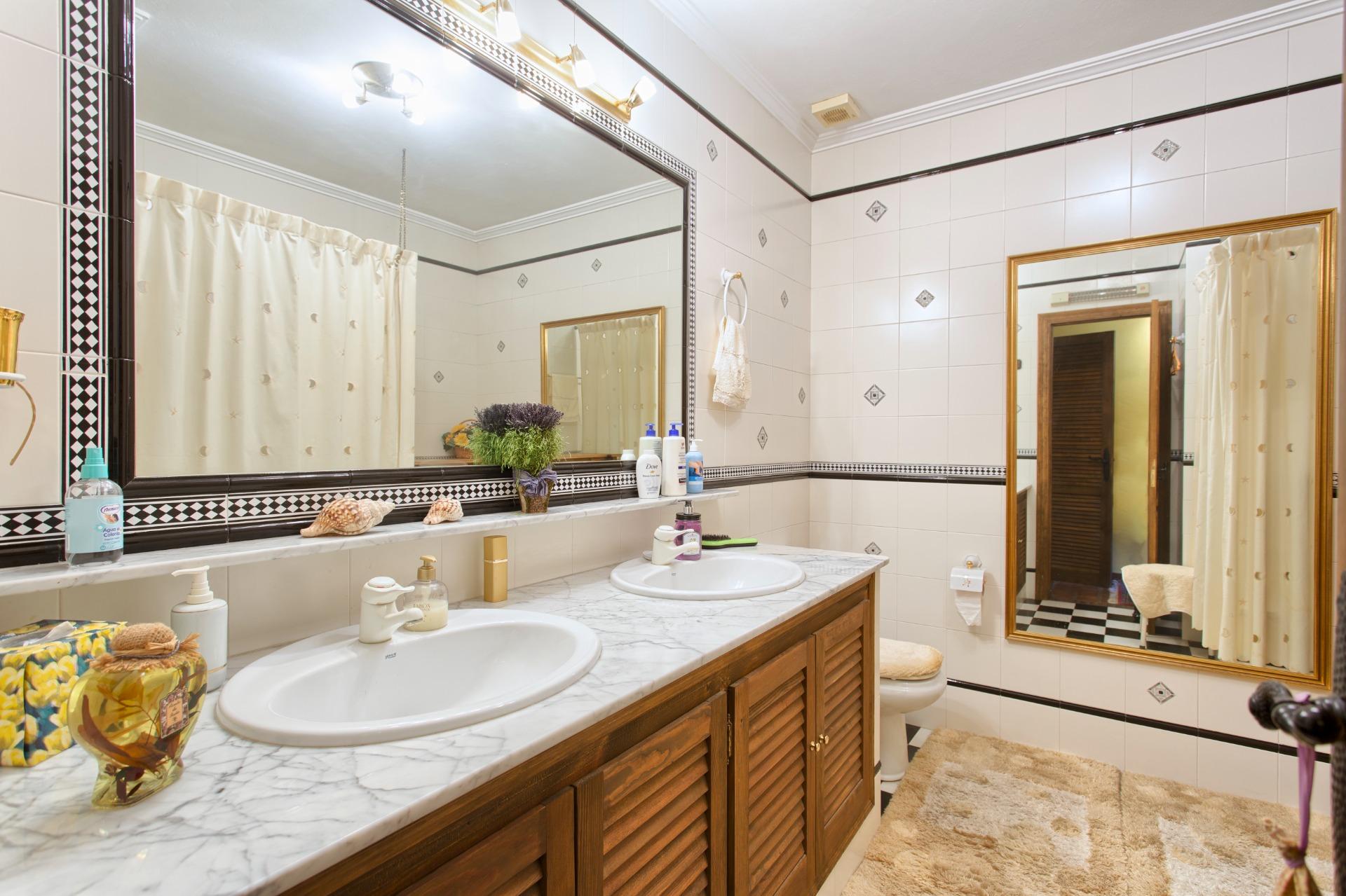 3 Bedroom Townhouse in Benahavís - Photo 16