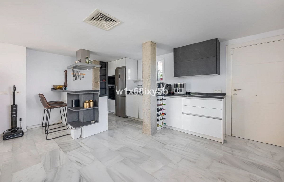 4 Bedroom Villa in Marbella - Photo 5