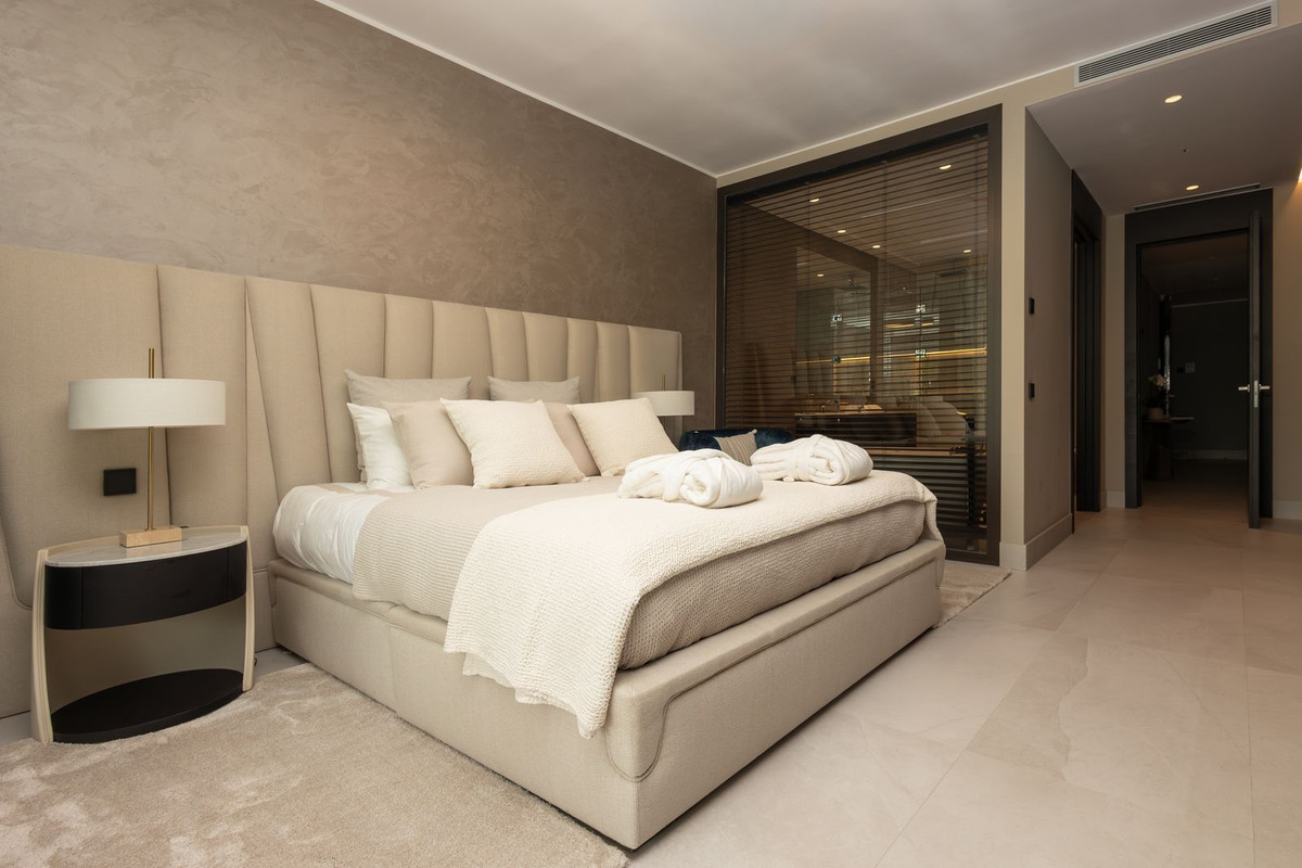 4 Bedroom Apartment in Marbella - Photo 18