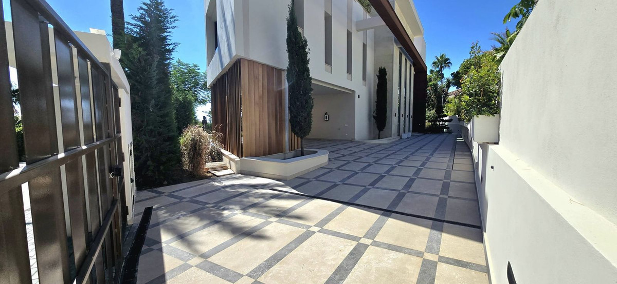 5 Bedroom Villa in Marbella - Photo 9