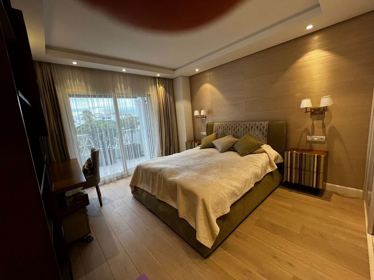 5 Bedroom Apartment in Marbella - Photo 14