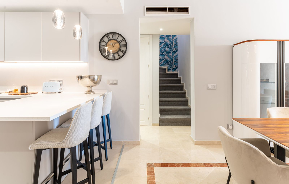 3 Bedroom Penthouse in Estepona - Photo 3