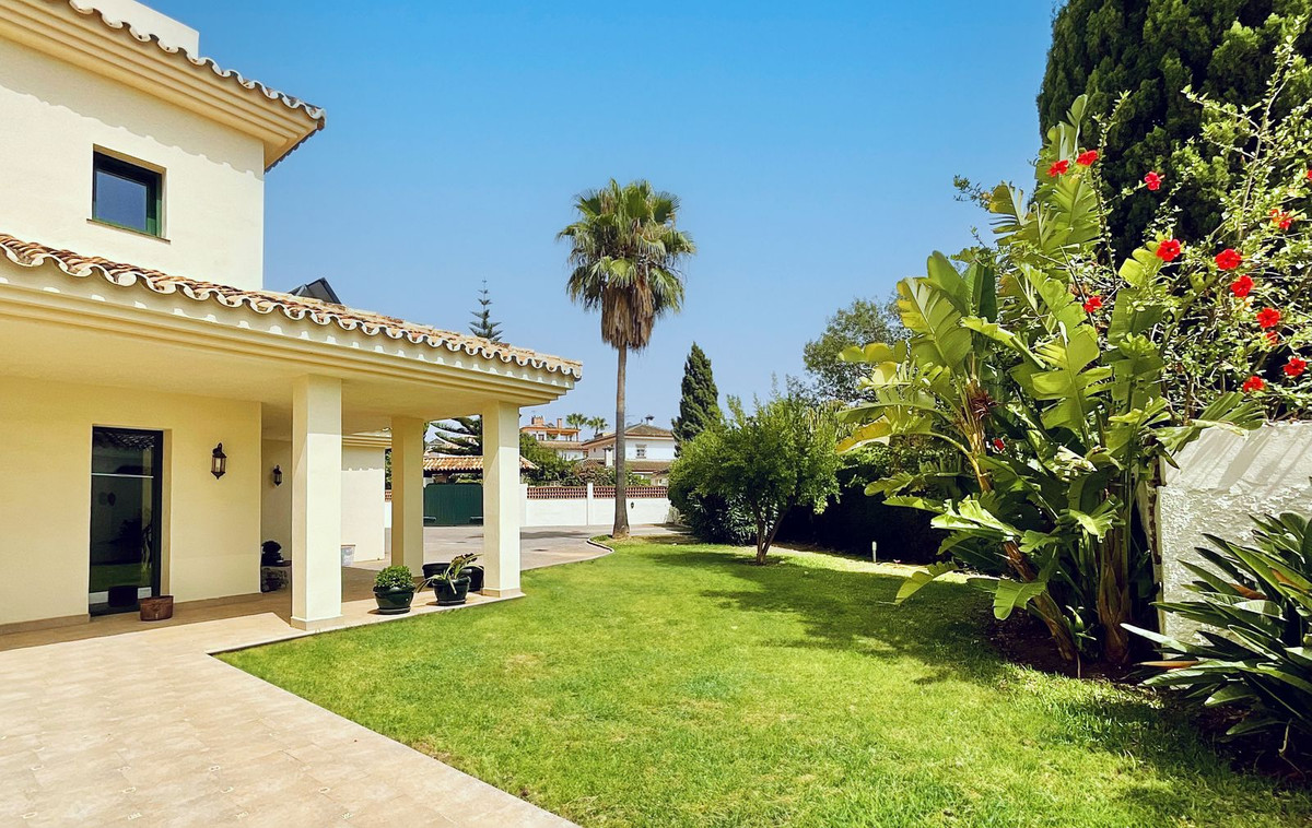 6 Bedroom Villa in Marbella - Photo 3