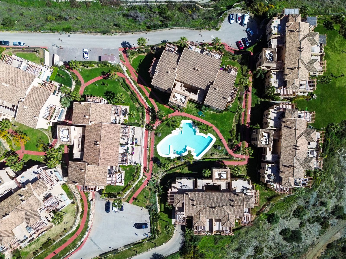 2 Bedroom Apartment in Estepona - Photo 34