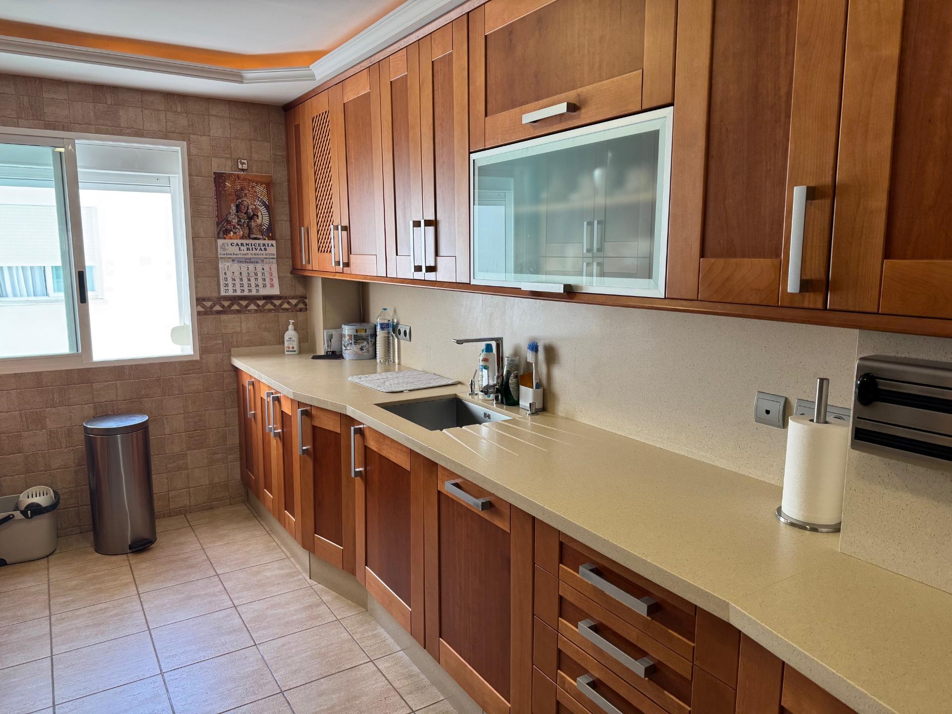 4 Bedroom Penthouse in Estepona - Photo 9