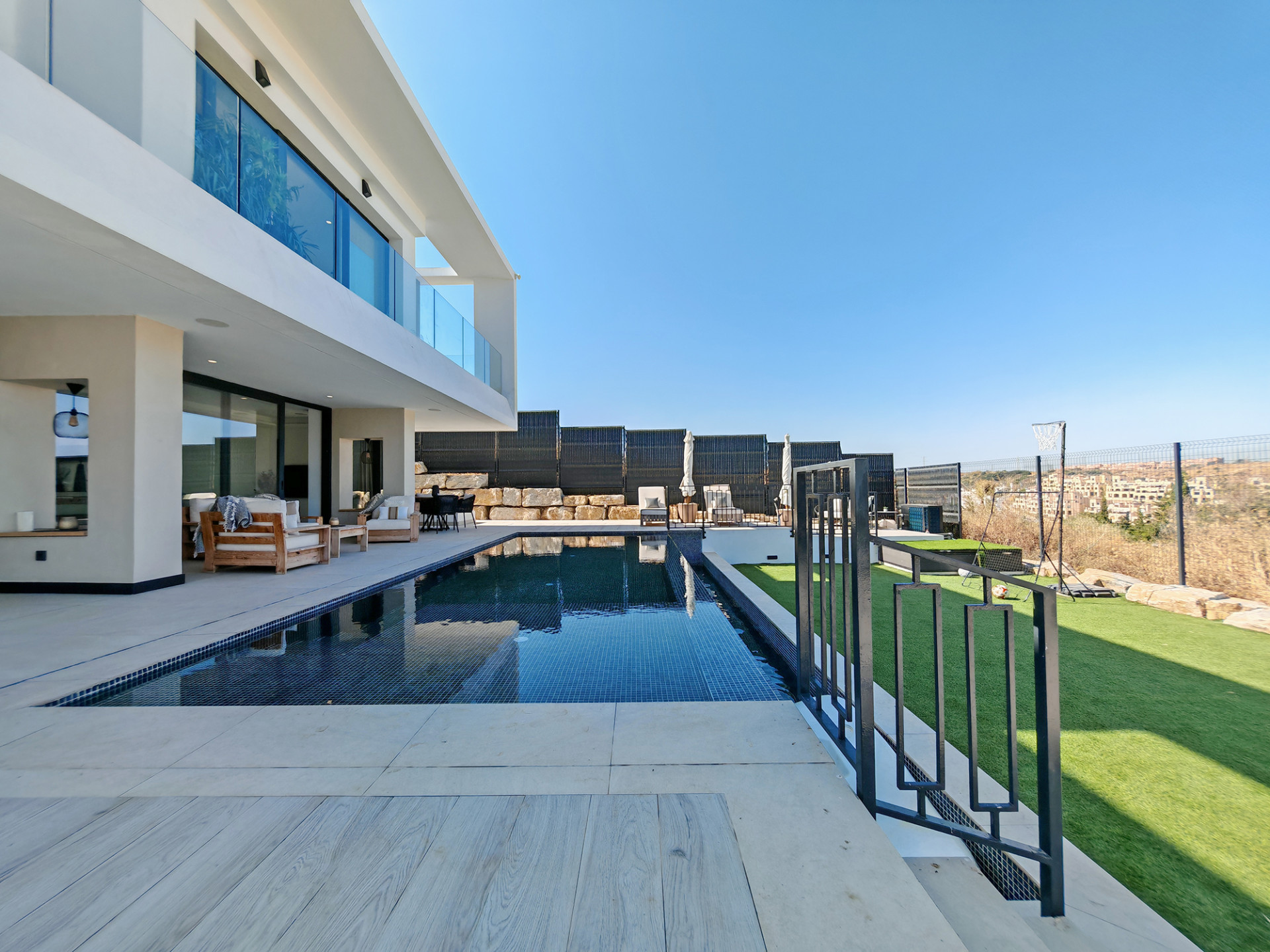 4 Bedroom Villa in Estepona - Photo 27