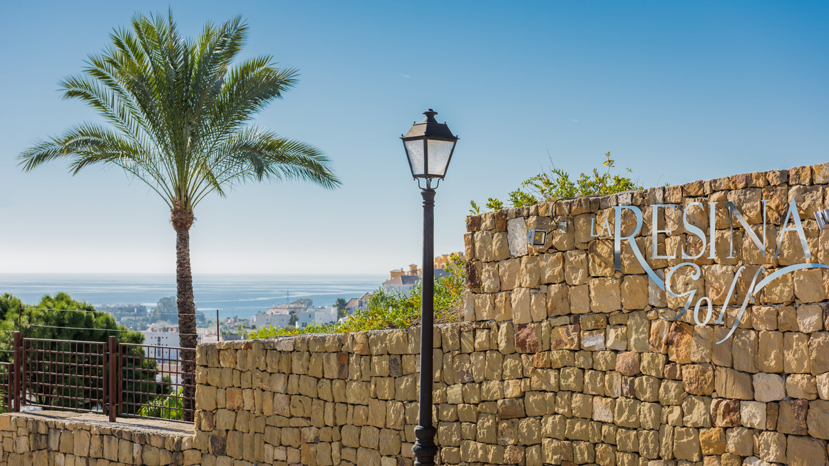 1,058 m² Plot in Estepona
