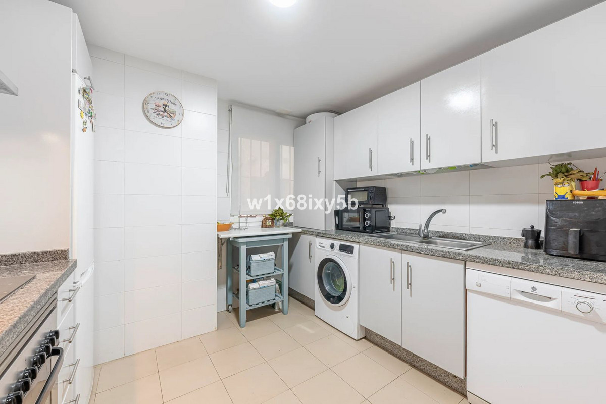 1 Bedroom Apartment in Estepona - Photo 14
