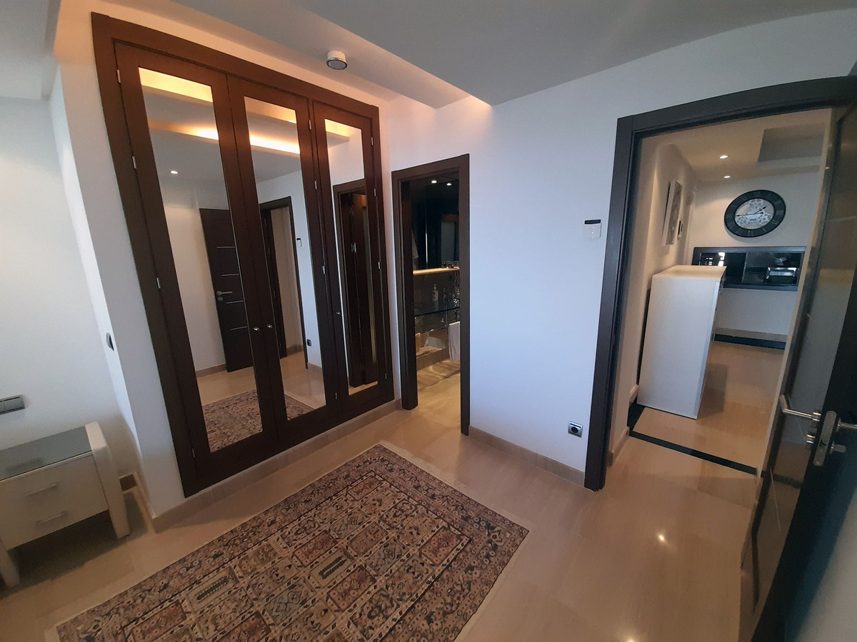 2 Bedroom Apartment in Estepona - Photo 15